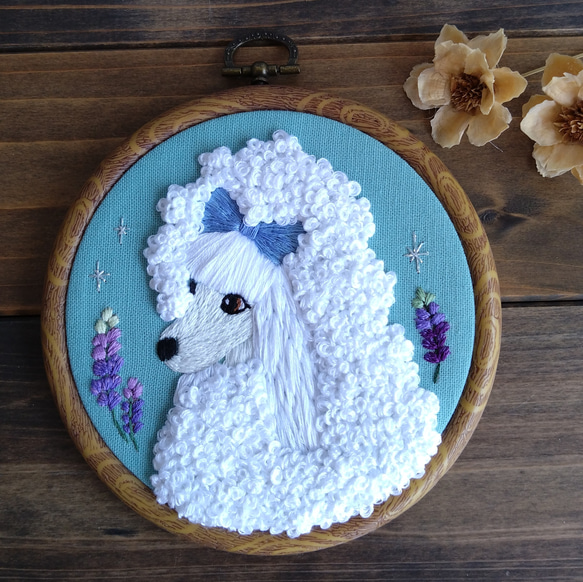 ホワイトプードル刺繍の壁飾り、刺繍枠アート ウォールステッカー 