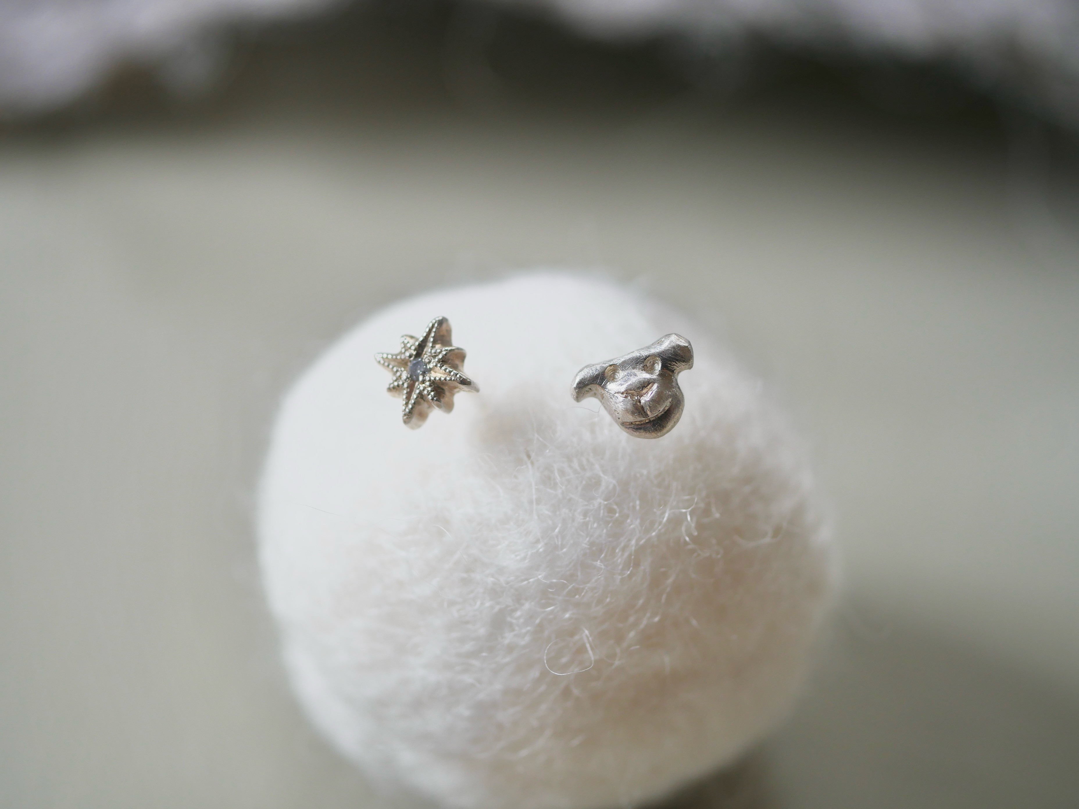 犬と星のピアスセット（片耳×2）／silver925・gray diamond・アシンメトリー・手彫り