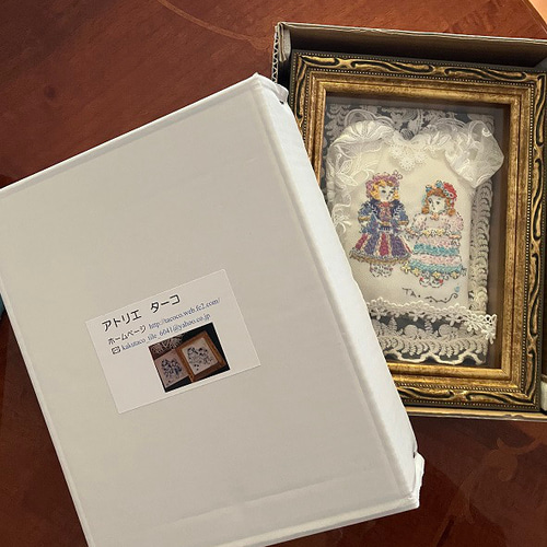 海外輸入 インボイス ターコのドール刺繍 額入り作品「ドール刺繍 縞模様スカート 絵画