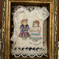 特選御和額 円形　細かい刺繍と装飾が特徴の作品 ターコのドール刺繍 額入り作品「ドール刺繍 縞模様スカート