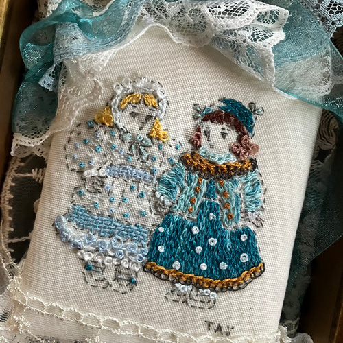 ターコのドール刺繍 額入り作品「ドール刺繍 水玉模様のドレス（青