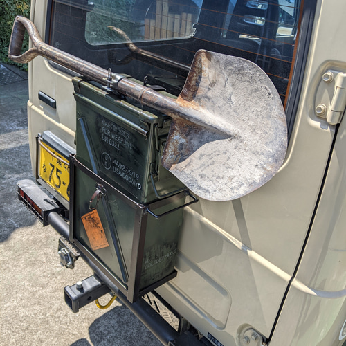 ジムニー背面キャリア&スコップホルダーJA11 JB23艶消し黒（オーダー品） ジムニー スコップホルダー 背面 スコップ 固定 クランプ JA JB
