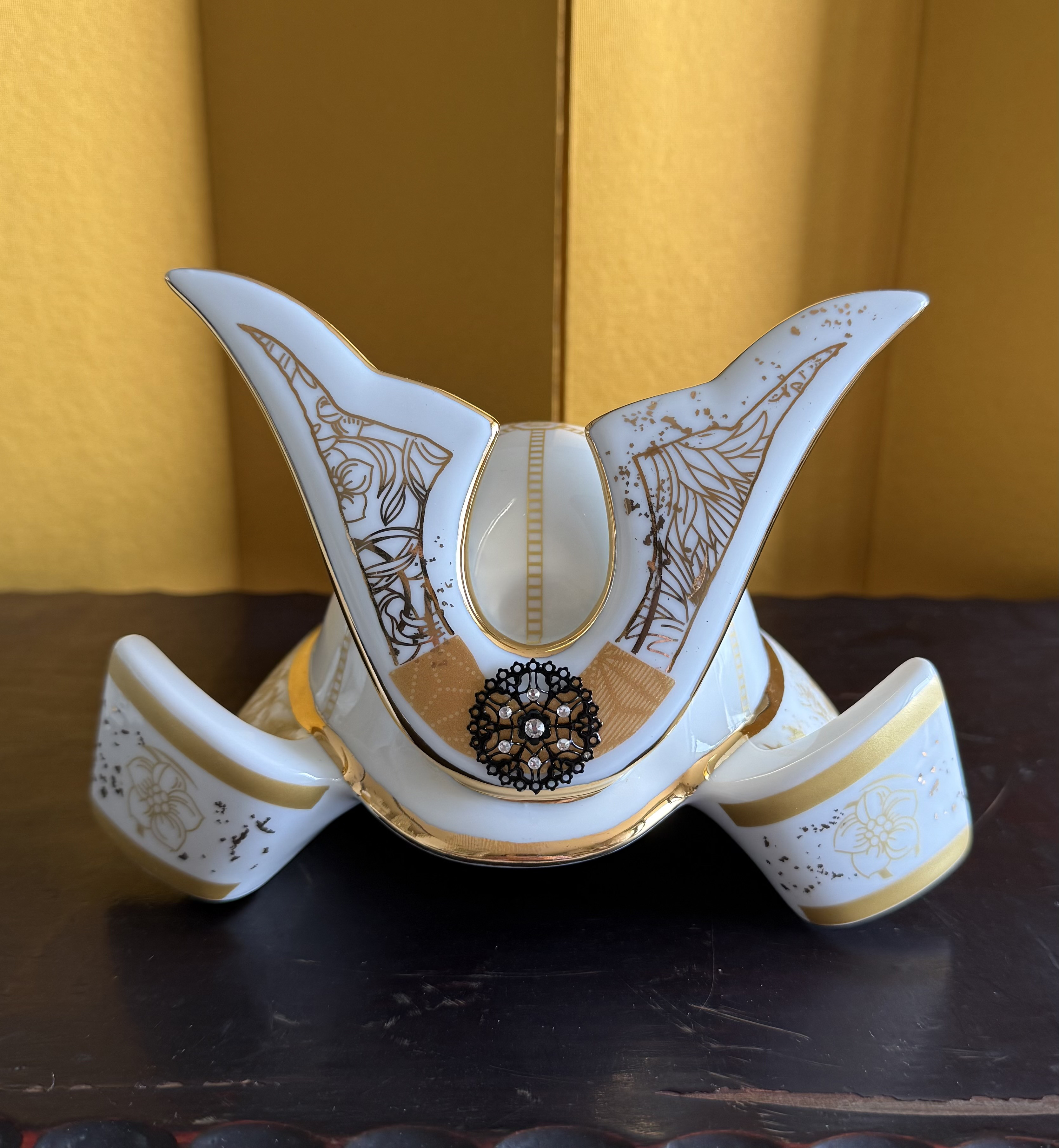 送料無料】五月人形 兜 陶器の かぶと スワロフスキー ゴールド 祝 金