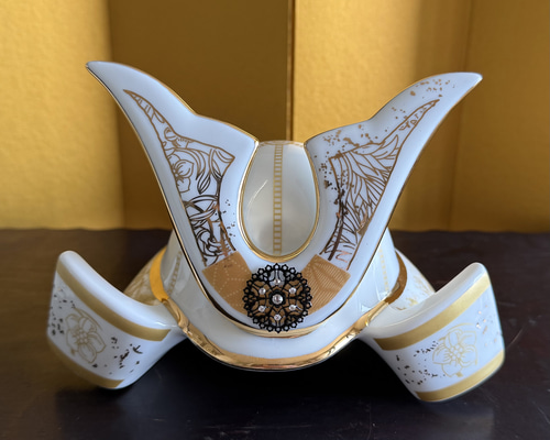 送料無料】五月人形 兜 陶器の かぶと スワロフスキー ゴールド 祝 金