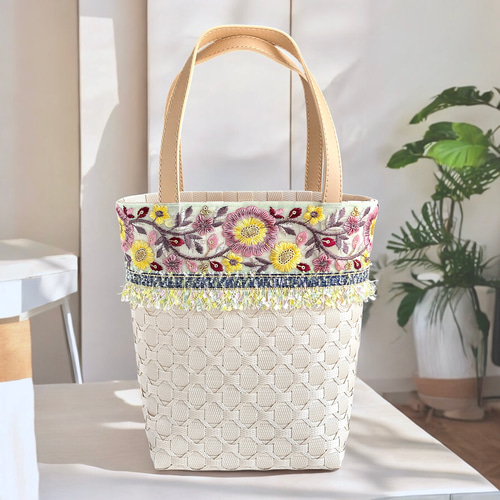 honami　インド刺繍トートバッグホワイト　ハンドメイド インド刺繍ホワイトと合皮 新サイズMトートバッグ 2way