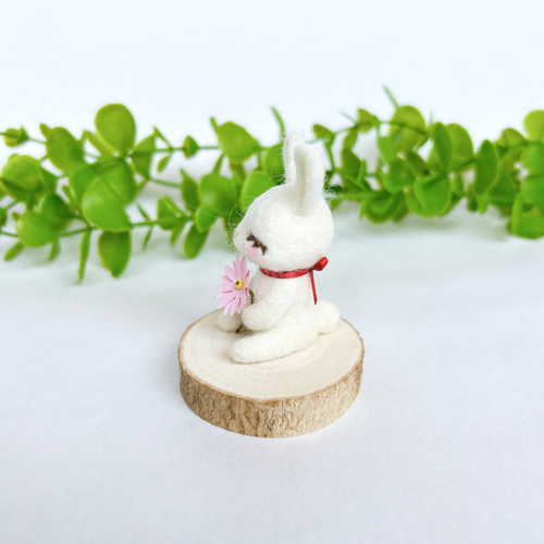 お花とうさぎ(目を閉じてるバージョン) 羊毛フェルト置物 羊毛フェルト
