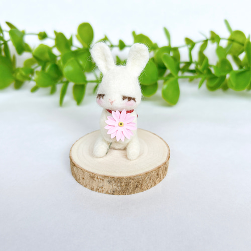 お花とうさぎ(目を閉じてるバージョン) 羊毛フェルト置物 羊毛フェルト