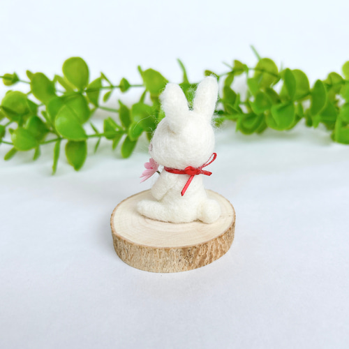 お花とうさぎ(目を閉じてるバージョン) 羊毛フェルト置物 羊毛フェルト