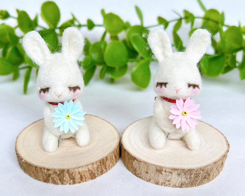 お花とうさぎ(目を閉じてるバージョン) 羊毛フェルト置物 羊毛フェルト