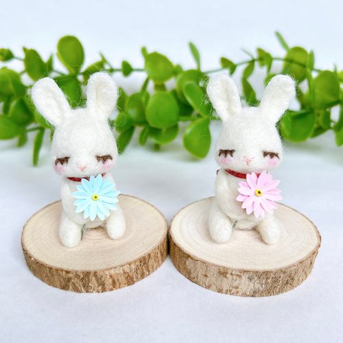 お花とうさぎ(目を閉じてるバージョン) 羊毛フェルト置物 羊毛フェルト