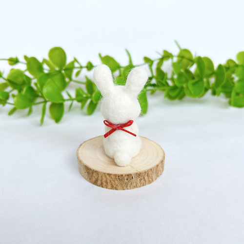 お花とうさぎ(目を閉じてるバージョン) 羊毛フェルト置物 羊毛フェルト