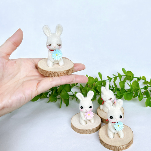 お花とうさぎ(目を閉じてるバージョン) 羊毛フェルト置物 羊毛フェルト