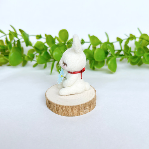 お花とうさぎ(目を閉じてるバージョン) 羊毛フェルト置物 羊毛フェルト
