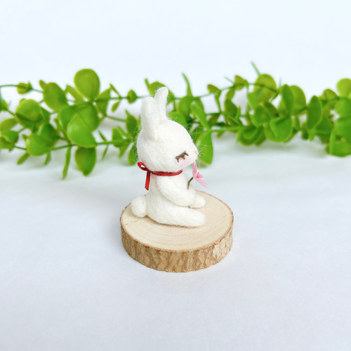 ハンドメイド 羊毛フェルト かわいいウサギ 花冠付き ハンドメイド 羊毛フェルト かわいいウサギ 花冠付き ハンドメイド