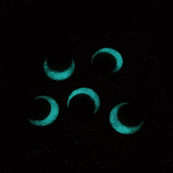 暗闇でふんわり光る 夜光三日月ピアス / イヤリング 美濃焼 タイル 3枚目の画像