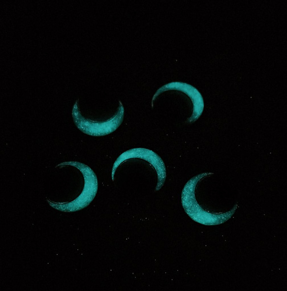 暗闇でふんわり光る 夜光三日月ピアス / イヤリング 美濃焼 タイル 3枚目の画像