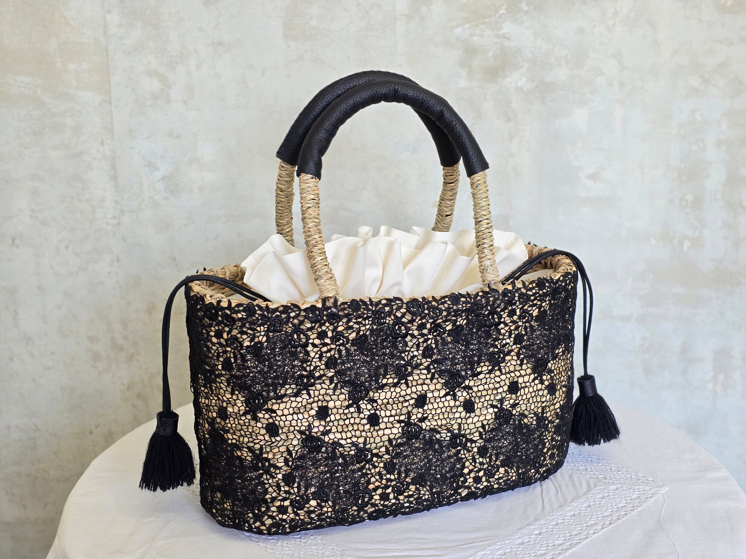 レースを纏ったシーグラスのカゴバッグ・オーバル黒タッセル