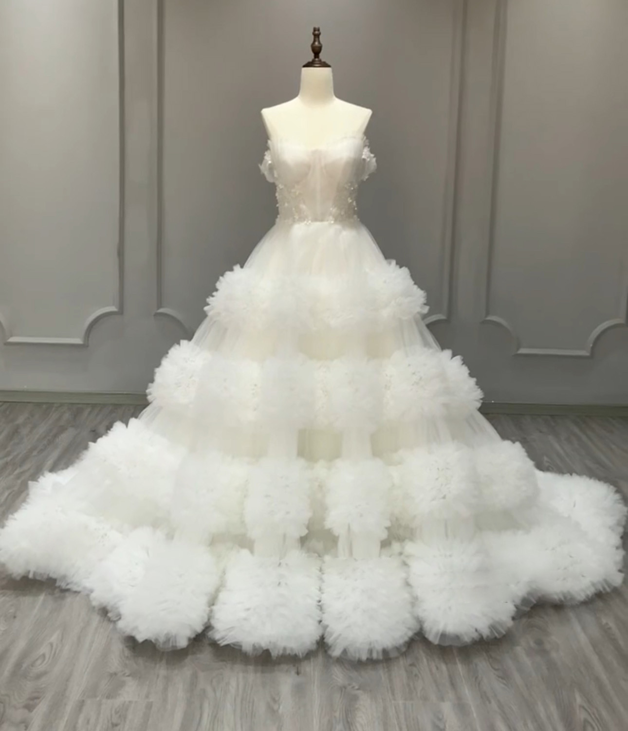 オフショルダー　ホワイト　チュール　ギャザー　プリンセスライン　二の腕カバー　パールお花飾り　結婚式前撮りサイズオーダー
