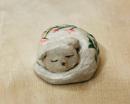 ラディッシュ（バラ）の眠りねこ」猫 花言葉「愛らしい」「気が利く