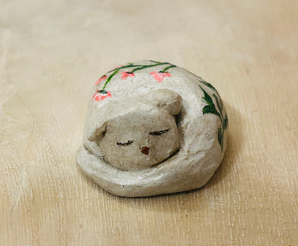 ラディッシュ（バラ）の眠りねこ」猫 花言葉「愛らしい」「気が利く