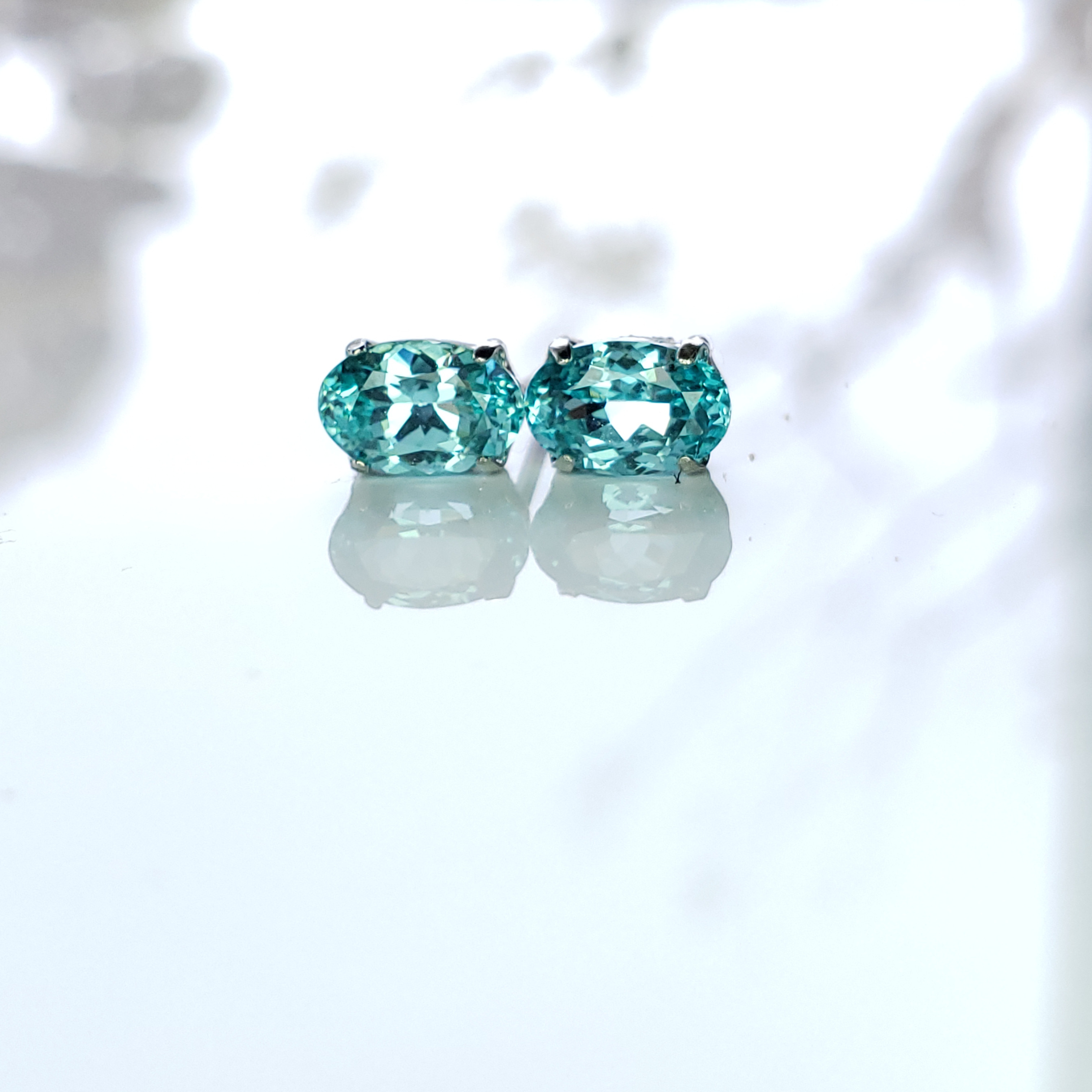 Pt900 奇跡の輝き　チョクラルスキー　合成パライバサファイア　ネオンブルー　スタッドピアス