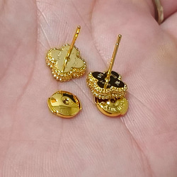 上品な【印字あり・希少色】オーダーメイド18K仕上げ天然石使用の上品な四葉のクローバーピアス/白蝶貝/ご褒美プレゼント 9枚目の画像