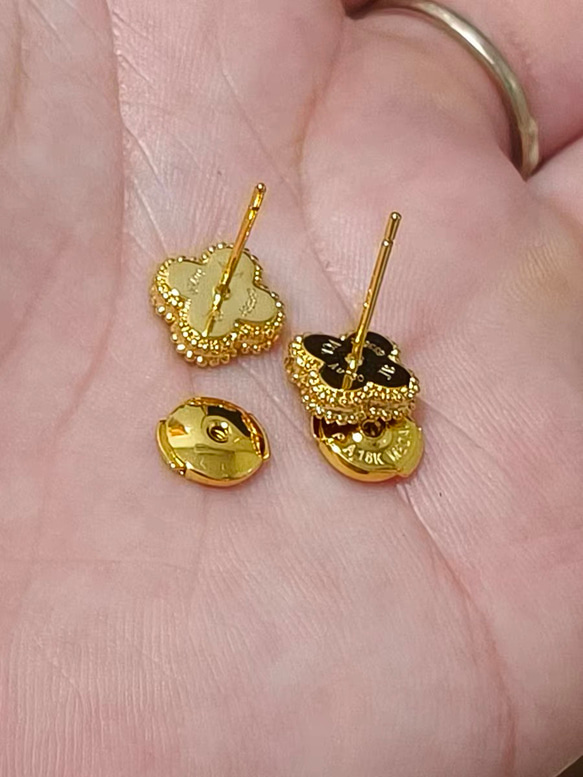 上品な【印字あり・希少色】オーダーメイド18K仕上げ天然石使用の上品な四葉のクローバーピアス/白蝶貝/ご褒美プレゼント 9枚目の画像