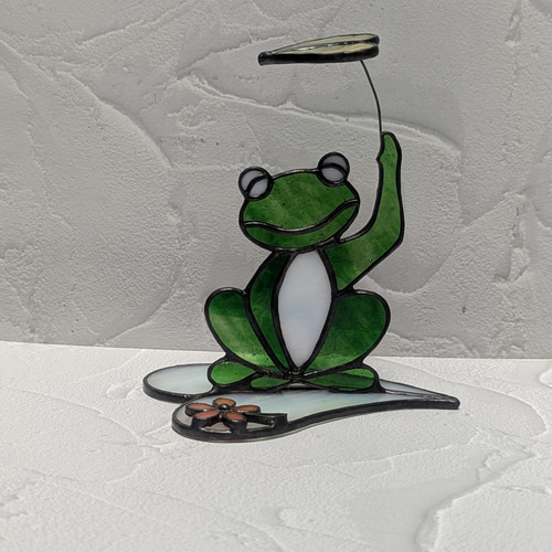 カエルのステンドグラスオブジェ 高さ約15cm ステンドグラス、癒しの葉っぱの傘と雨の日カエル（大） その他