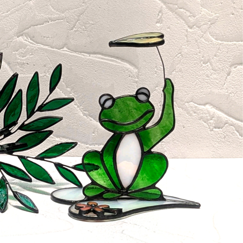 カエルのステンドグラスオブジェ 高さ約15cm ステンドグラス、癒しの葉っぱの傘と雨の日カエル（大） その他