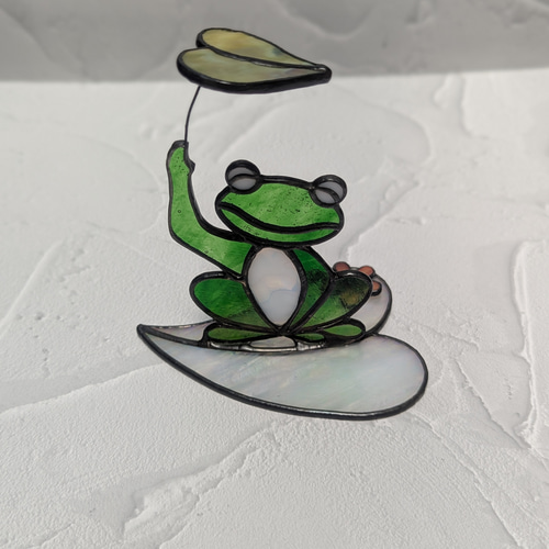 ガラスの葉っぱの傘カエル（大） 無事帰る縁起物・癒しのインテリア