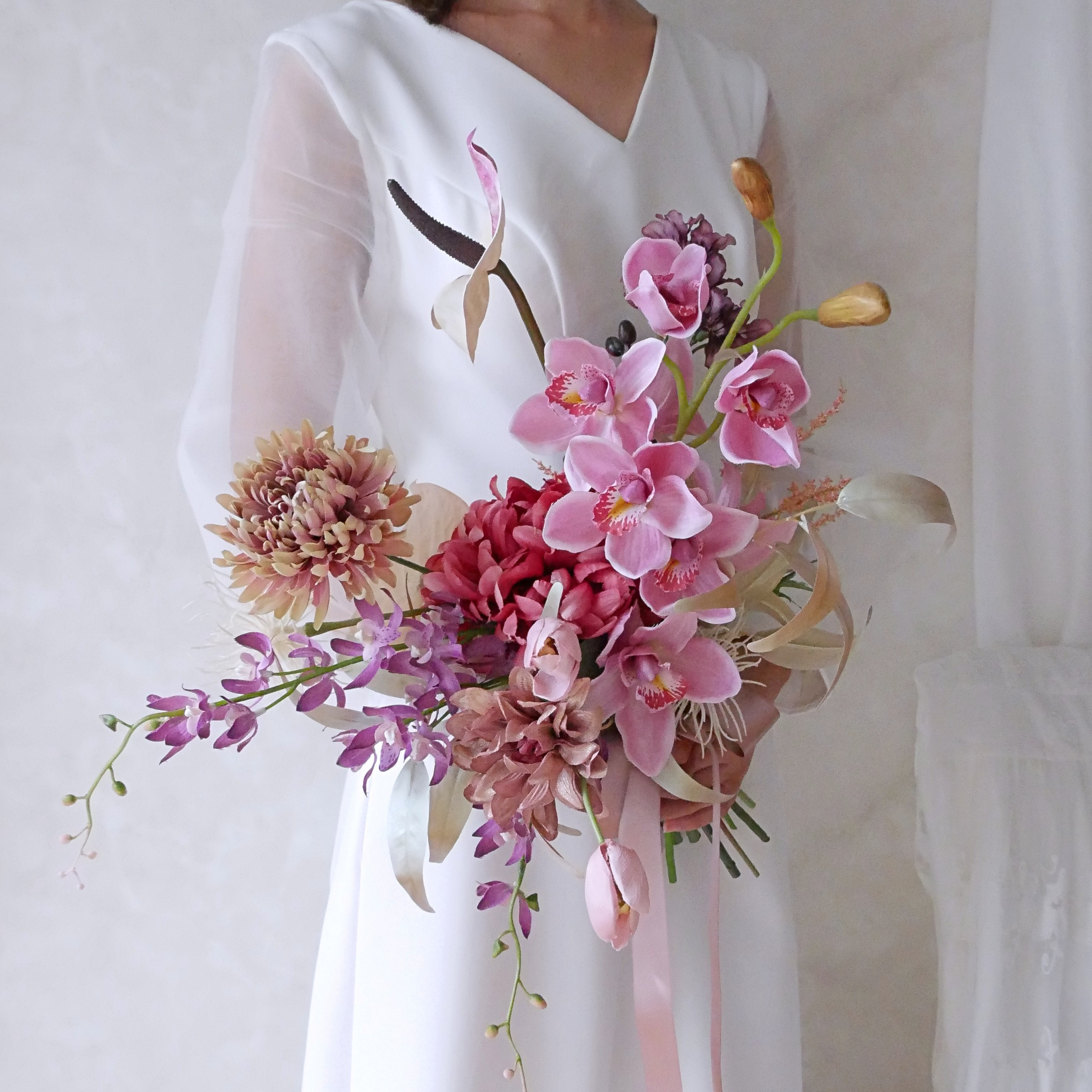 秋冬婚に和モダンな大輪花のクラッチブーケ ｜ ピンク×ベージュ ｜ 造花ウェディングブーケ