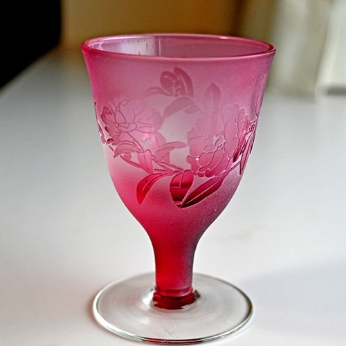 ほんのりやさしい「ダリア」ピンク色のワイングラス。 グラス Glass