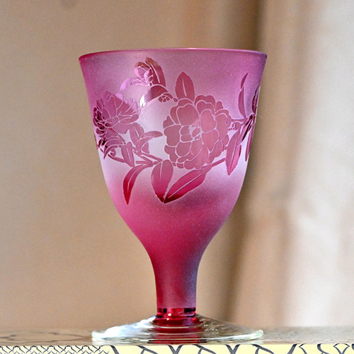 ほんのりやさしい「ダリア」ピンク色のワイングラス。 グラス Glass