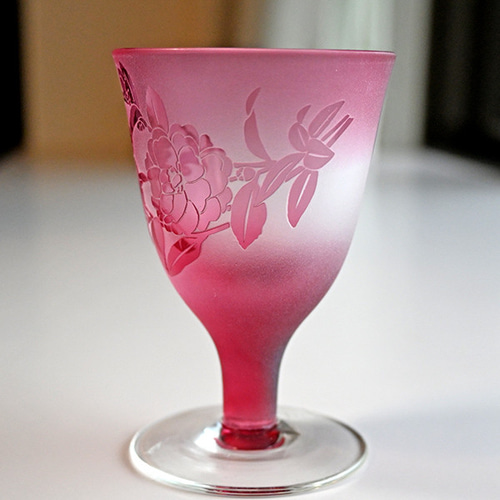 ほんのりやさしい「ダリア」ピンク色のワイングラス。 グラス Glass