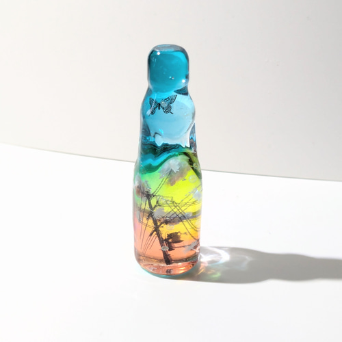 5000で送料無料】レジンオブジェ/《春を旅するラムネ瓶・深呼吸