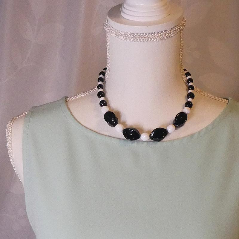 再販！　アクリルビーズ　昭和レトロネックレス「モノトーン」　ショートネックレス　60's　日本製ビーズ