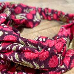 インド／オールドサリーのアップサイクルヘアバンド　レッドボタニカル 4枚目の画像