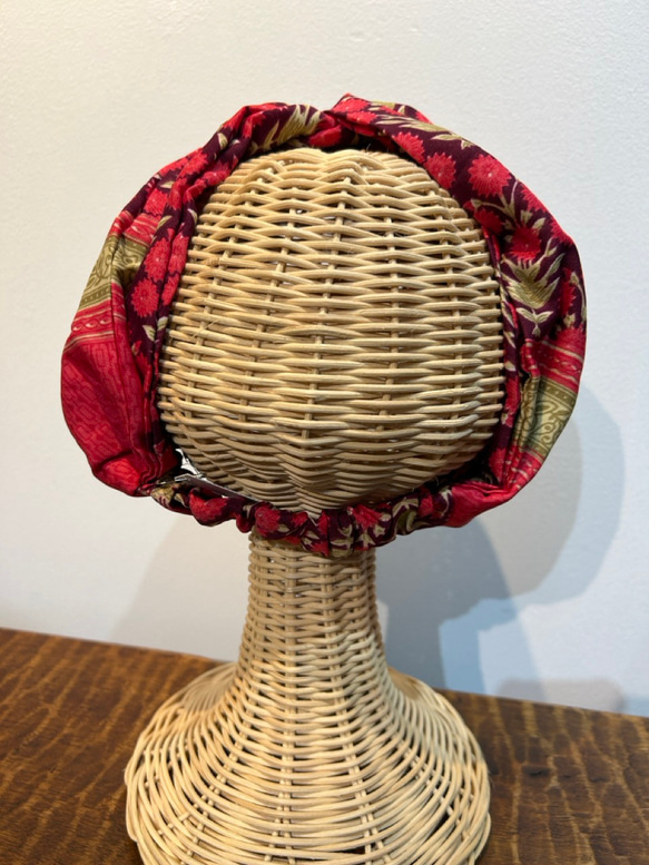 インド／オールドサリーのアップサイクルヘアバンド　レッドボタニカル 3枚目の画像