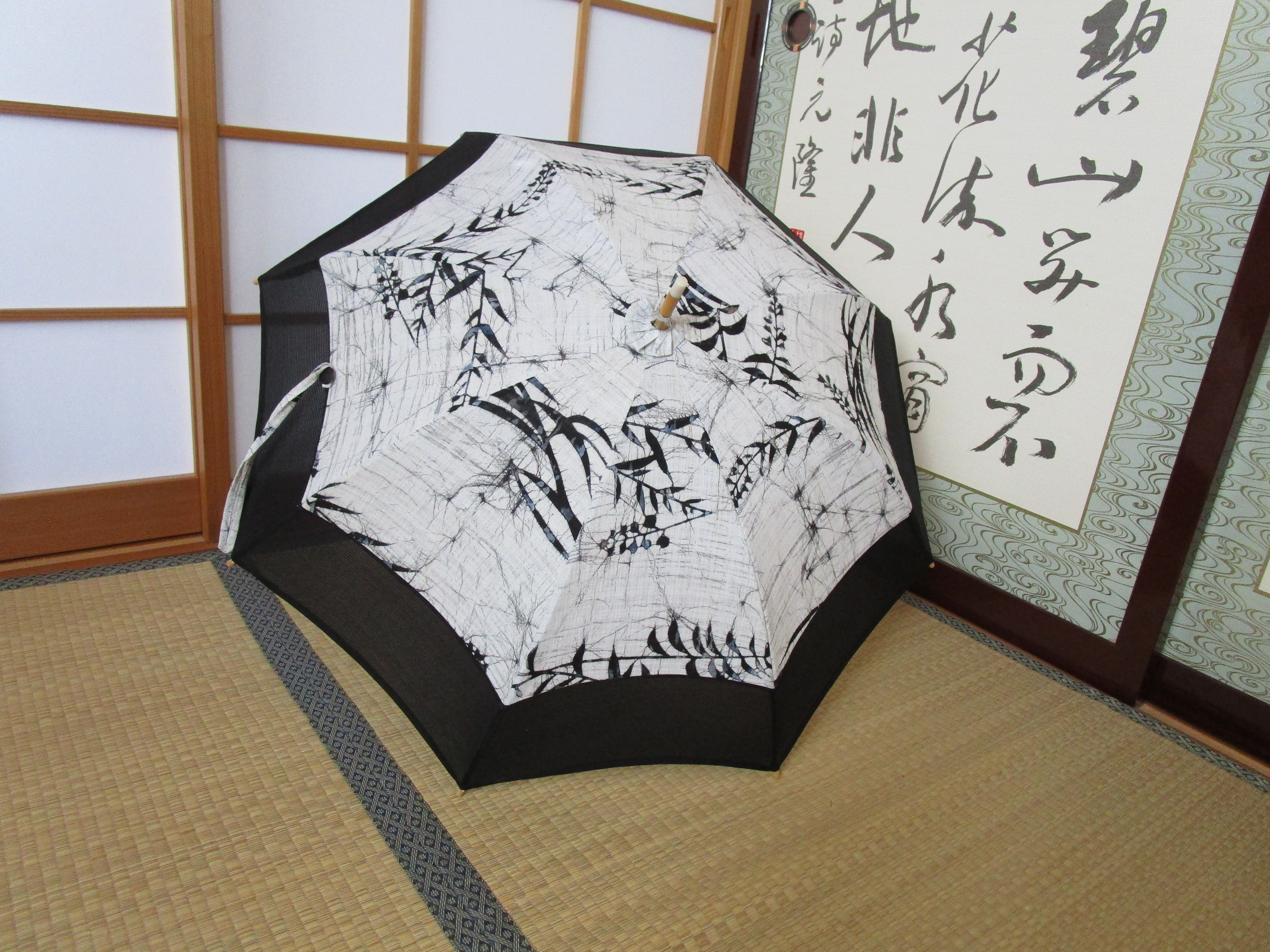 ろうけつ染めの着物で日傘