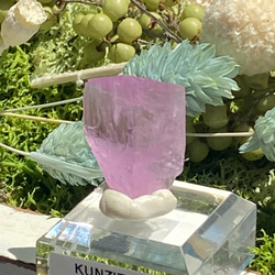 濃いライラック色のクンツァイト原石 ペトラ on X: 