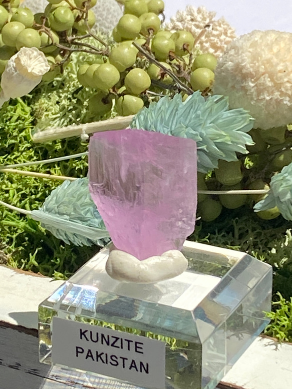 ライラックピンク クンツァイト 鉱物標本 原石 天然石 天然色 1枚目の画像