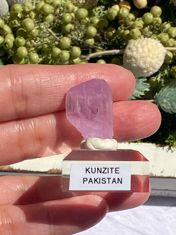 ライラックピンク クンツァイト 鉱物標本 原石 天然石 天然色 2枚目の画像