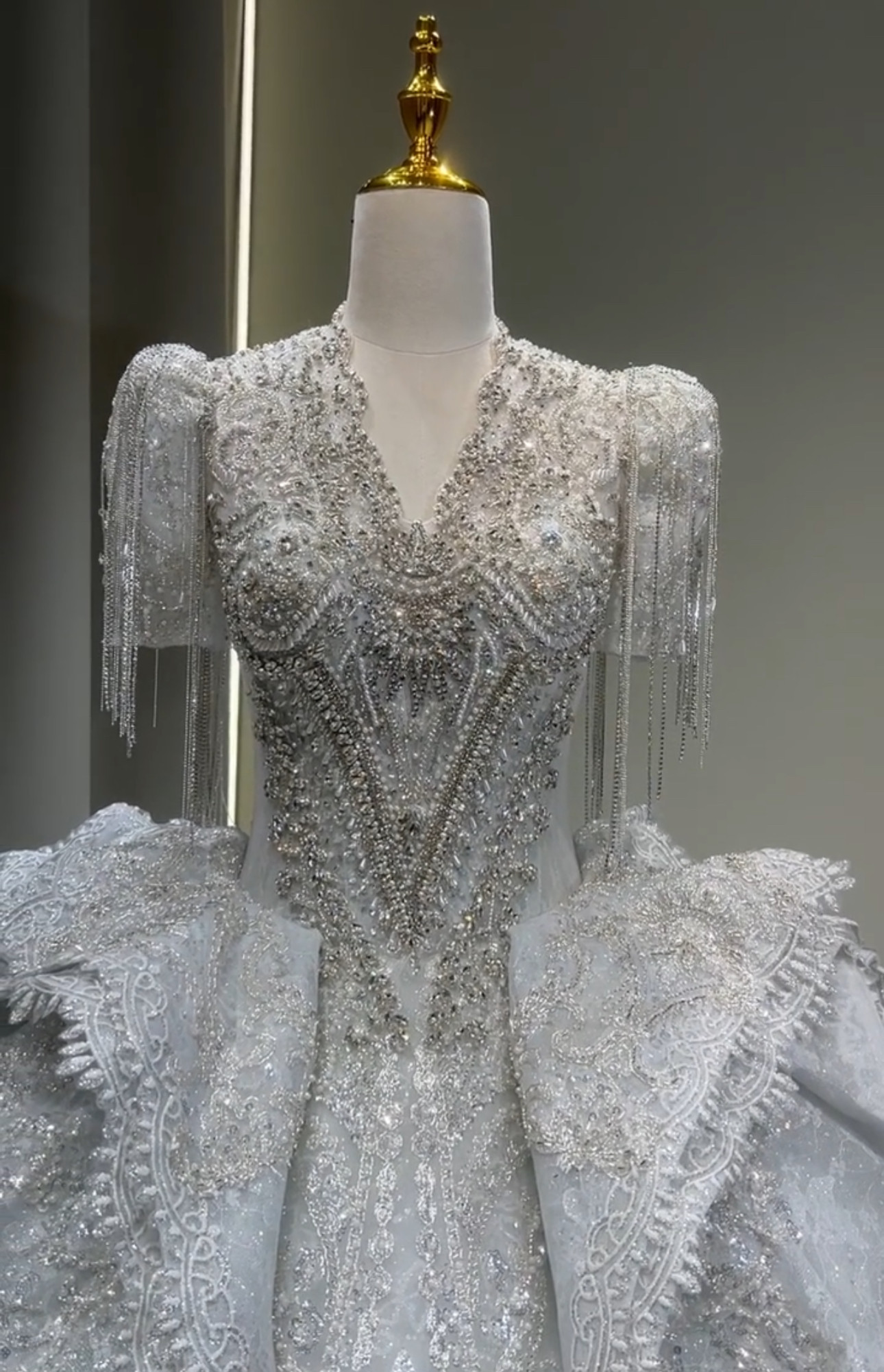 高品質保証　vネック　アンティークなドレス　ブルーグレー　チュール　たっぷりなレース　美品上品　ブライダル　結婚式披露宴