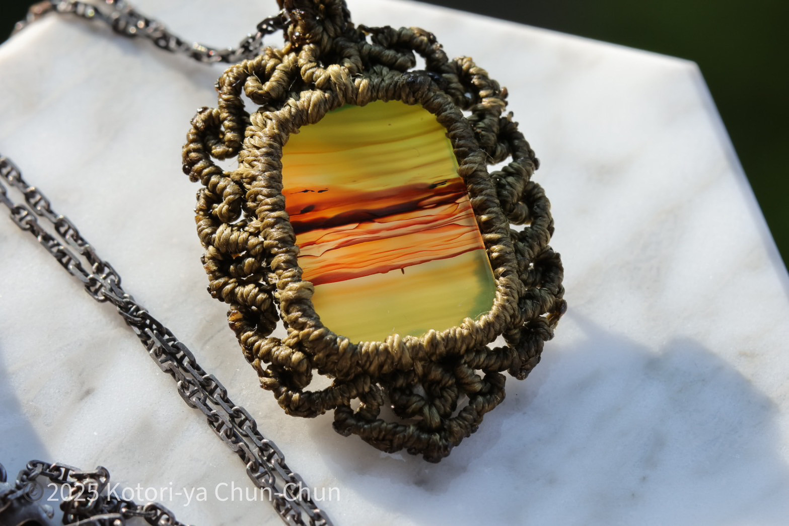 【首から下げる自然のアート】スマイルベアーのピクチャーアゲート・マクラメペンダント（チェーン付き）【地球画伯　サバンナ】