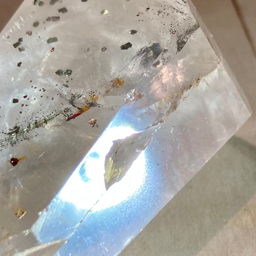 虹入り✨ キャルコパイライト（黄銅鉱）内包 クリスタル 水晶 ポイント