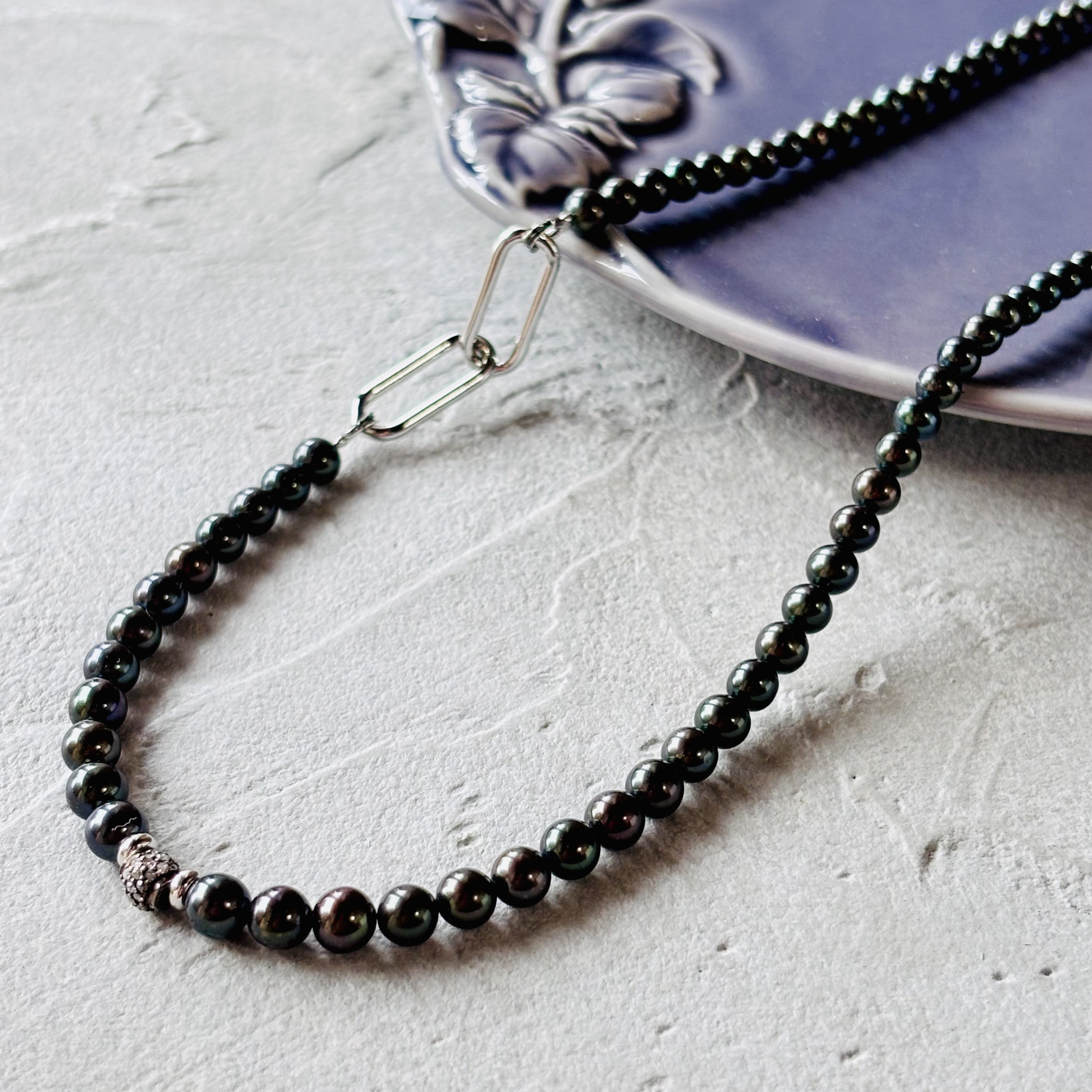 パヴェダイヤモンドとブラックパールのネックレス/SV925