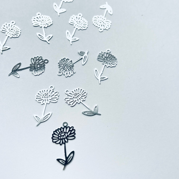 【6個】透かしメタルチャーム＊花＊シルバー 1枚目の画像