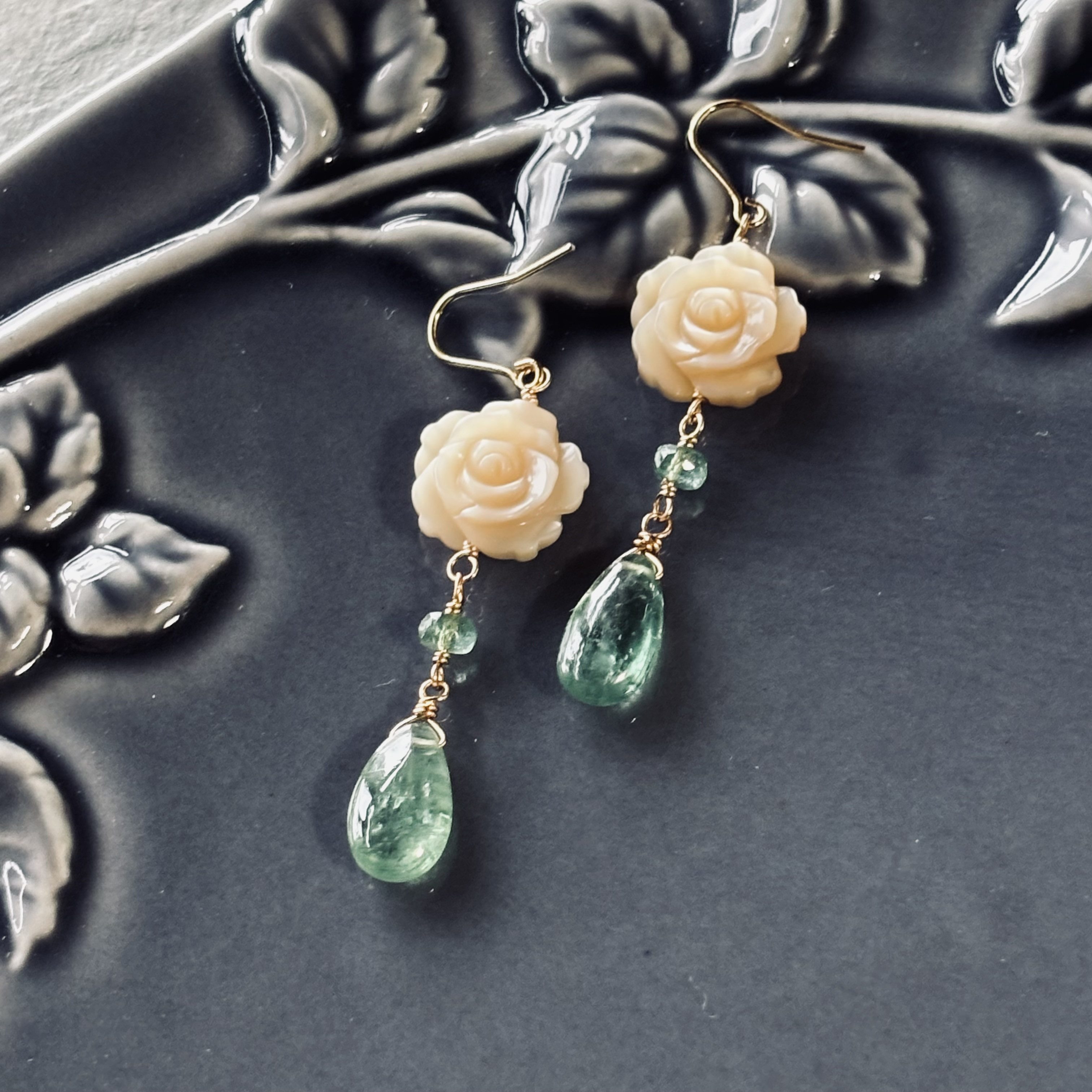 グリーンカイヤナイトとバラのピアス/14kgf