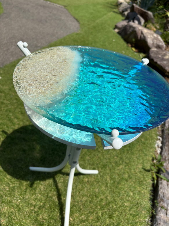 現品販売　ホワイトビーチ　海と砂浜　水紋の影　穏やかな海ガラスサイドテーブル　円形テーブル　エメラルドの海　 6枚目の画像