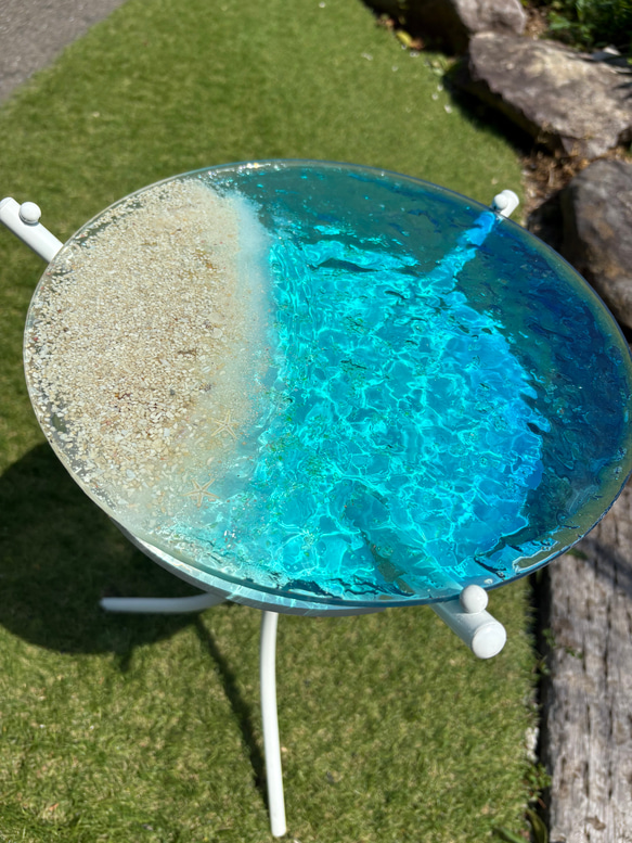 現品販売　ホワイトビーチ　海と砂浜　水紋の影　穏やかな海ガラスサイドテーブル　円形テーブル　エメラルドの海　 7枚目の画像